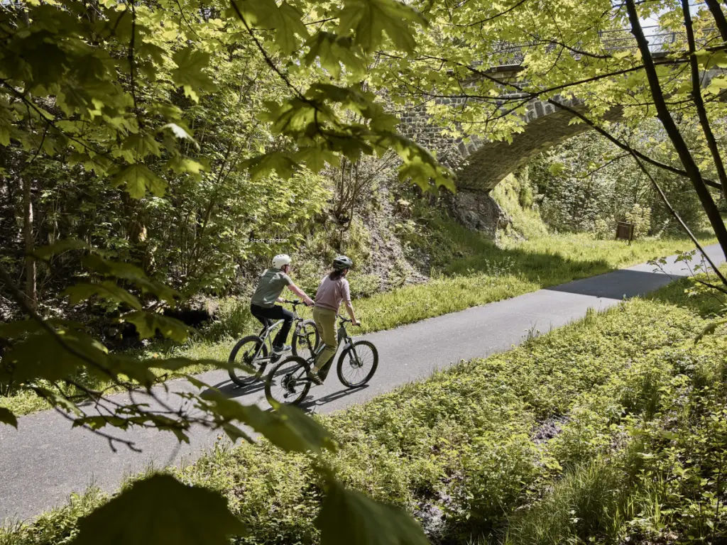 Radfahrer auf dem Vulkanradweg bei Schotten im Vogelsberg als Teil des regionalen Radwegenetzes der Landesgartenschau Oberhessen 2027