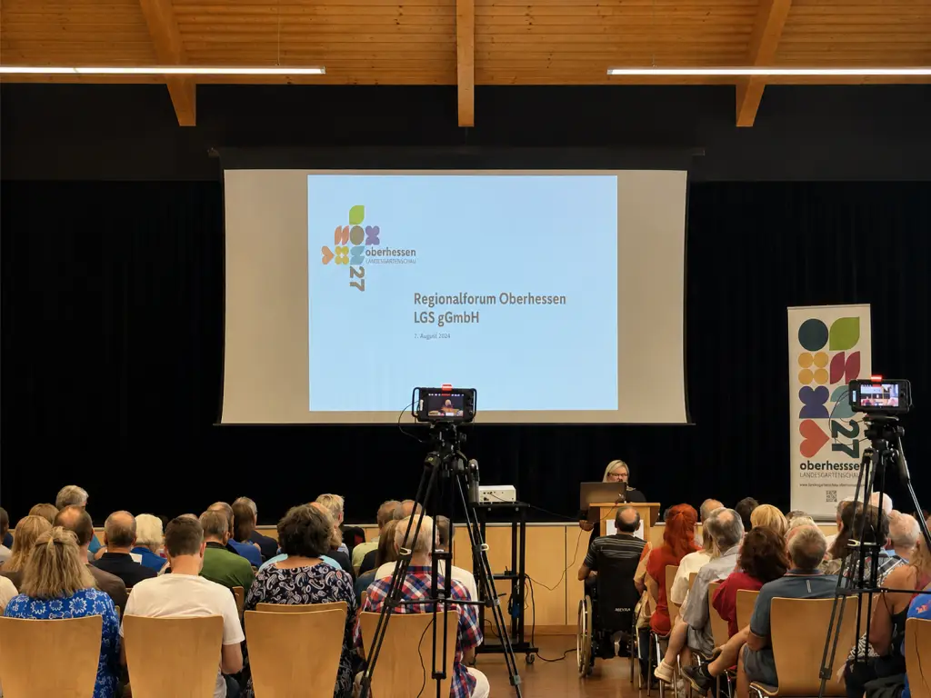 Besucherinnen und Besucher beim Regionalforum zur Landesgartenschau Oberhessen 2027 in Nidda während einer Präsentation