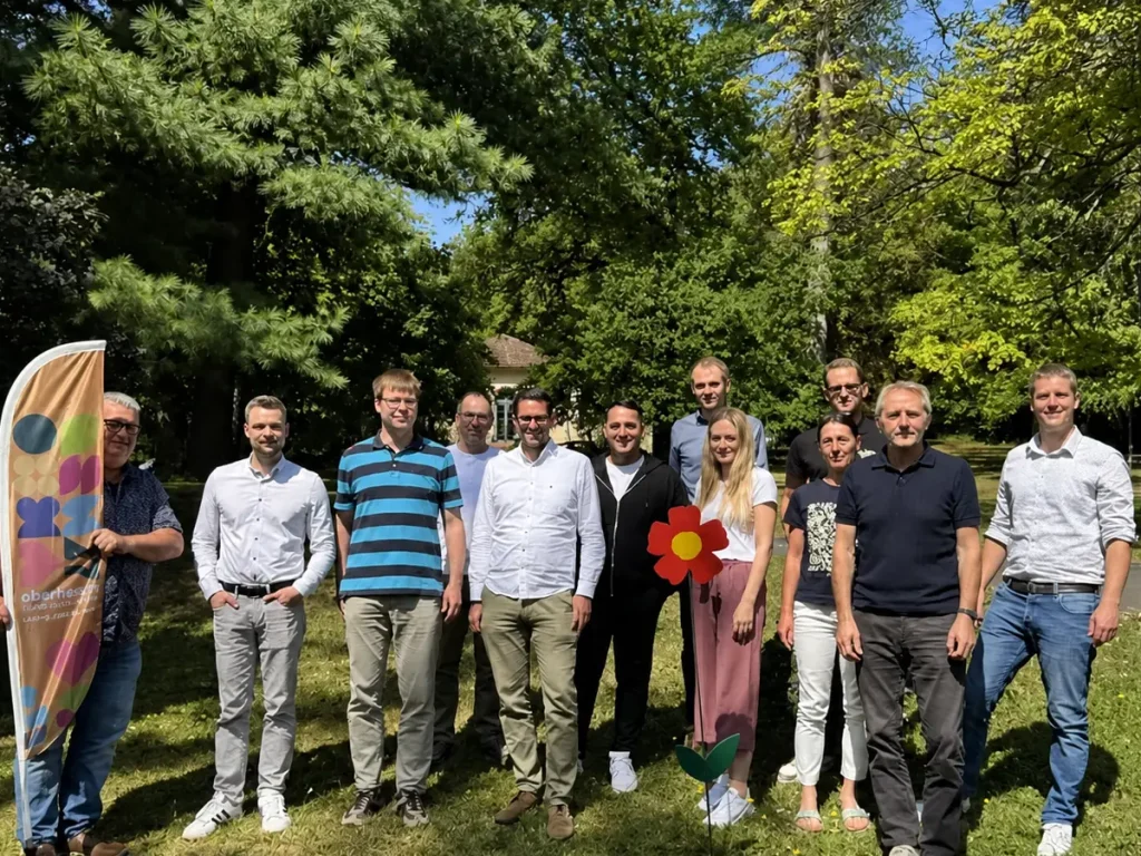 Teilnehmende der Mobilitäts-Arbeitsgruppe zur Landesgartenschau Oberhessen 2027 bei einem gemeinsamen Treffen im Freien