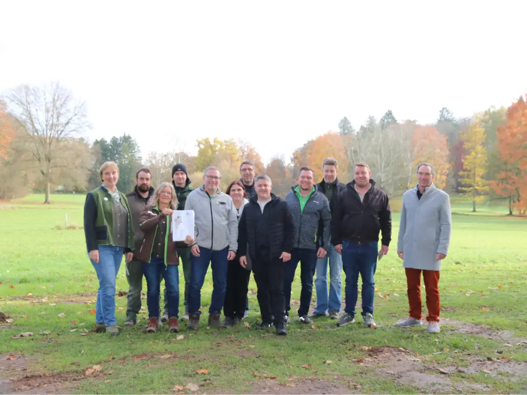 Gruppenbild von Vertreterinnen und Vertretern der Landesgartenschau Oberhessen 2027 sowie Partnern aus Garten- und Landschaftsbau auf einer Wiesenfläche im Schlosspark Gedern.