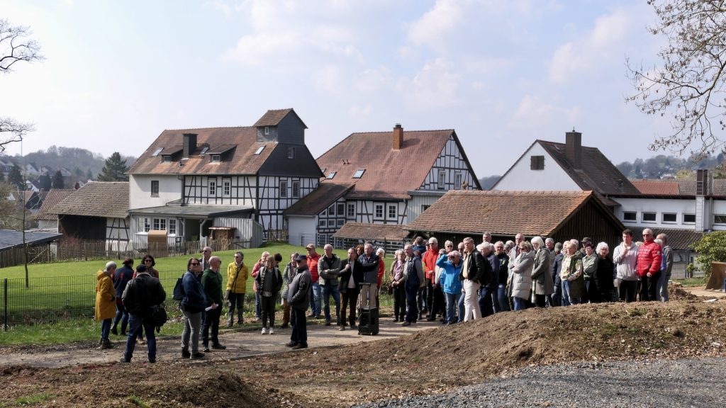 Besuchergruppe im Schlosspark Gedern während einer Führung zur Landesgartenschau Oberhessen 2027