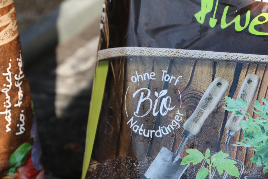 Nahaufnahme eines Sacks mit Aufdruck „ohne Torf Bio Naturdünger“