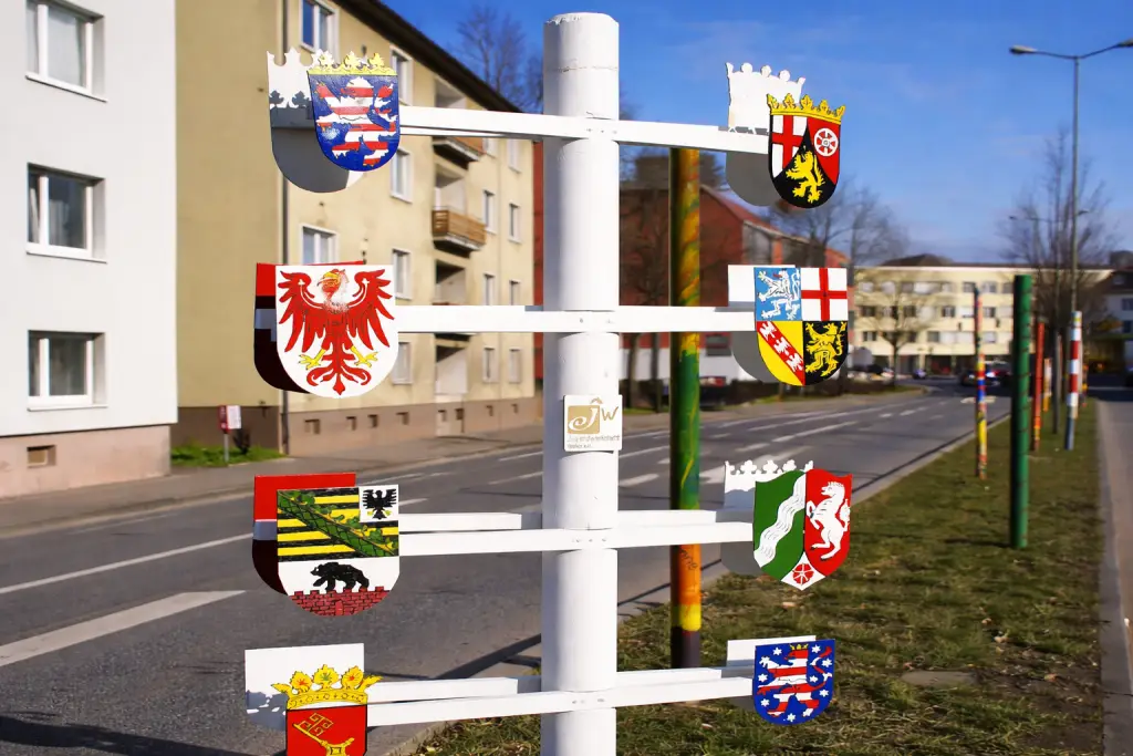 Wegweiser Kunstleitpfosten Peter Eschke – bitte dieses Bild nicht alleine bringen! Könnte sonst mit einem Maibaum verwechselt werden. Wo geht’s lang? Hier geht’s lang. Ein Kunstleitpfosten wurde zum Wegweiser. Foto: Peter Eschke