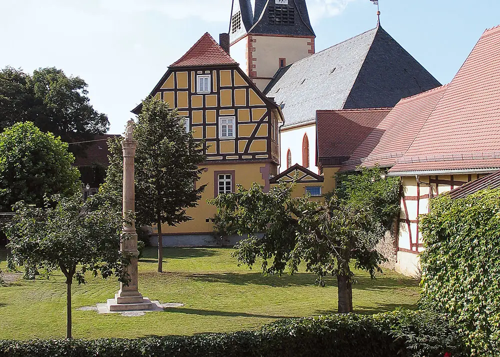 Ein Foto aus der Gemeinde Echzell, das Fachwerkhäuser zeigt.