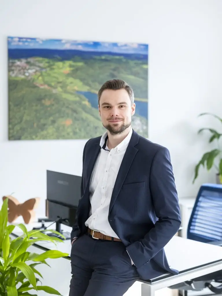 Im Bild: Florian Herrmann im Portrait. -Landesgartenschau 2027 in Bad Salzhausen. Geschäftsführer Florian Herrmann im Interview in der Kurstraße 2b, Bad Salzhausen. Fotografiert am 22.03.2023.