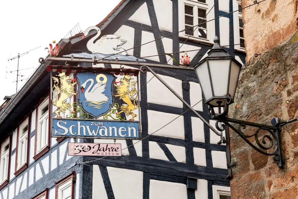 Es ist das Schild außen am Haus des 50er Jahre Museums zu sehen.