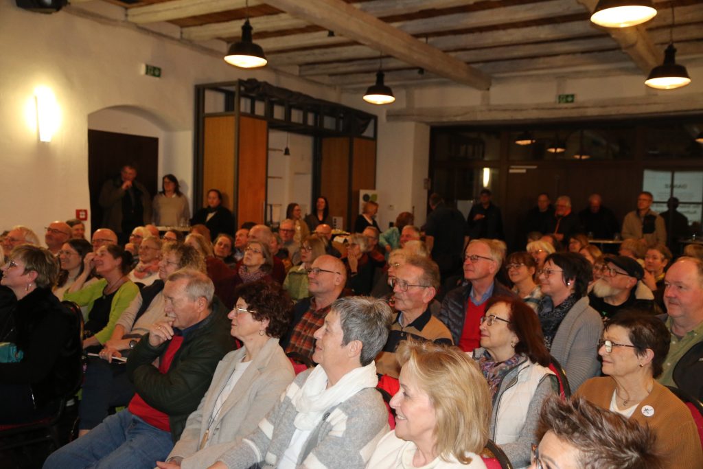 Das Interesse der Besucher ist groß. Die etwa 100 Stühle in der Kulturremise reichen nicht aus.