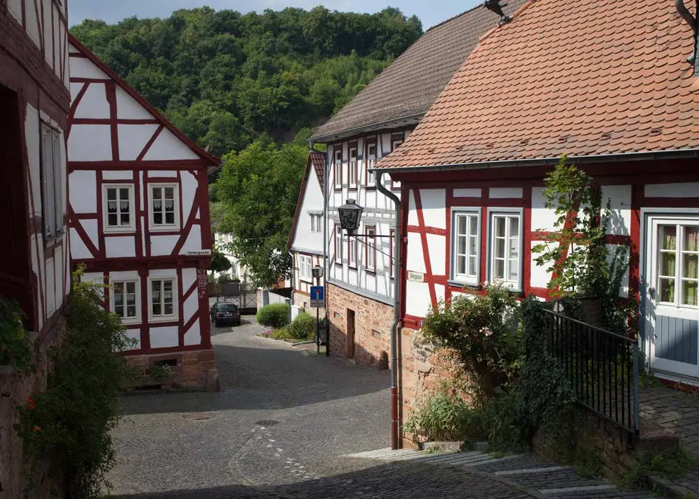 Eine Straße in Ortenberg