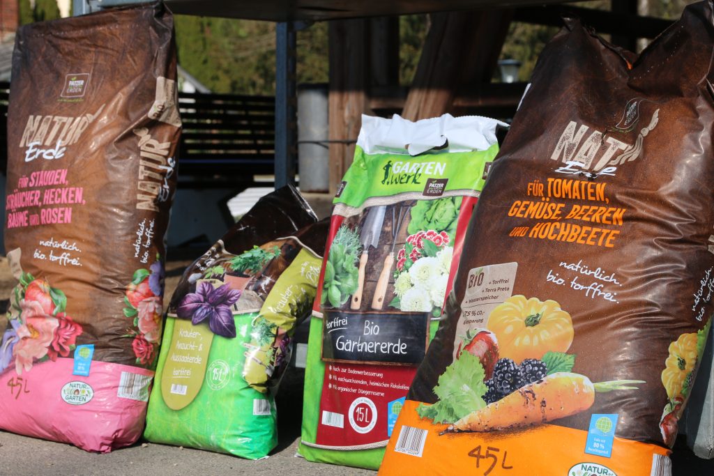 Säcke mit torffreier Blumenerde und Gartenerde im Außenbereich