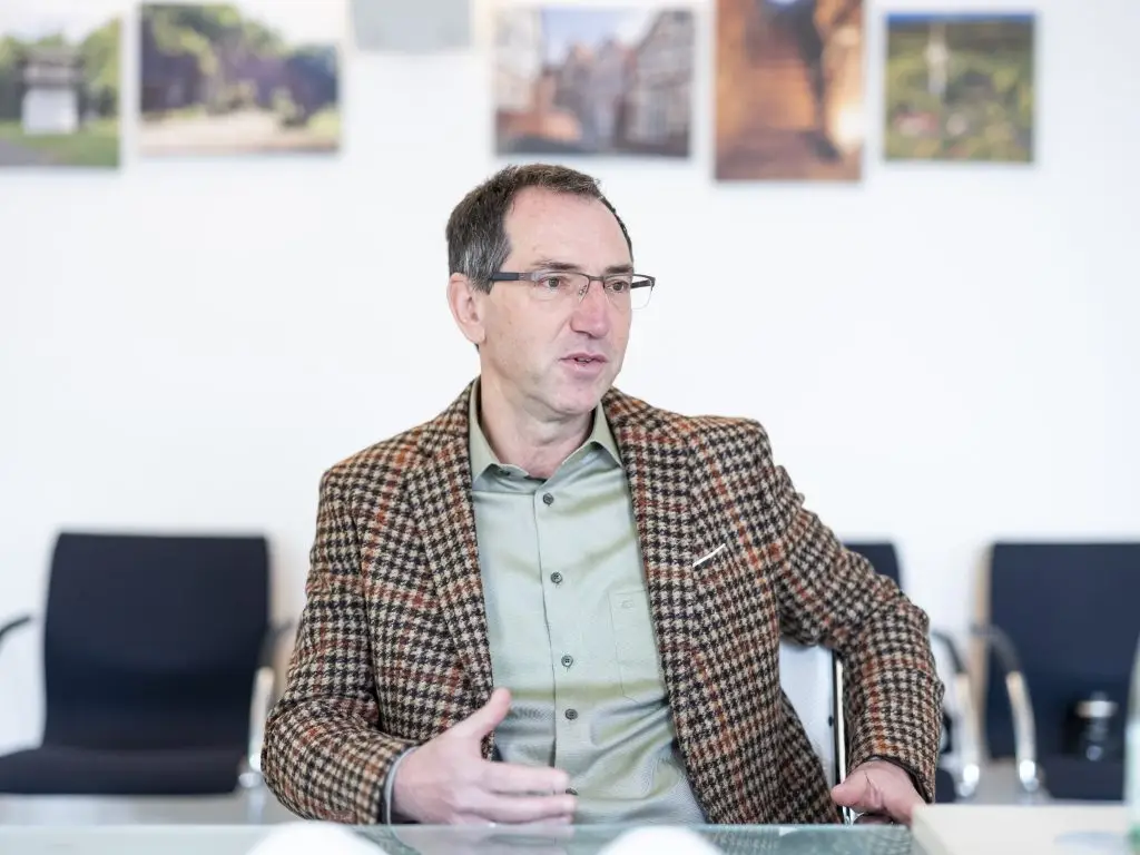 Im Bild: Thomas Hellingrath im Interview. -Landesgartenschau 2027 in Bad Salzhausen. Geschäftsführer Florian Herrmann im Interview in der Kurstraße 2b, Bad Salzhausen. Fotografiert am 22.03.2023.