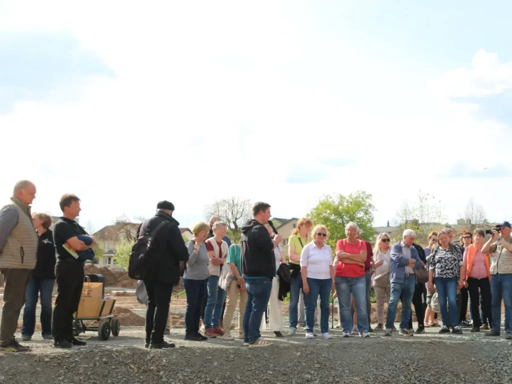 Besuchergruppe bei Führung über die Baustelle des neuen Stadtparks Oberhessen