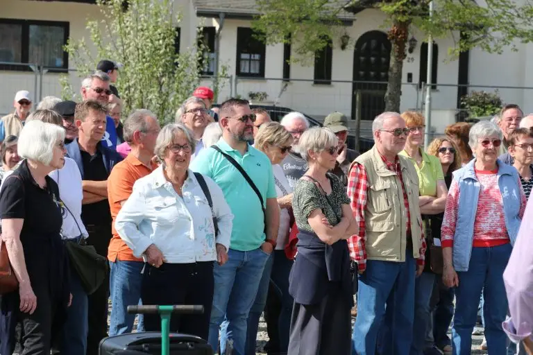 Rund 110 Bürgerinnen und Bürger informieren sich bei einer Baustellenführung über die Entwicklung des neuen Stadtparks in Büdingen