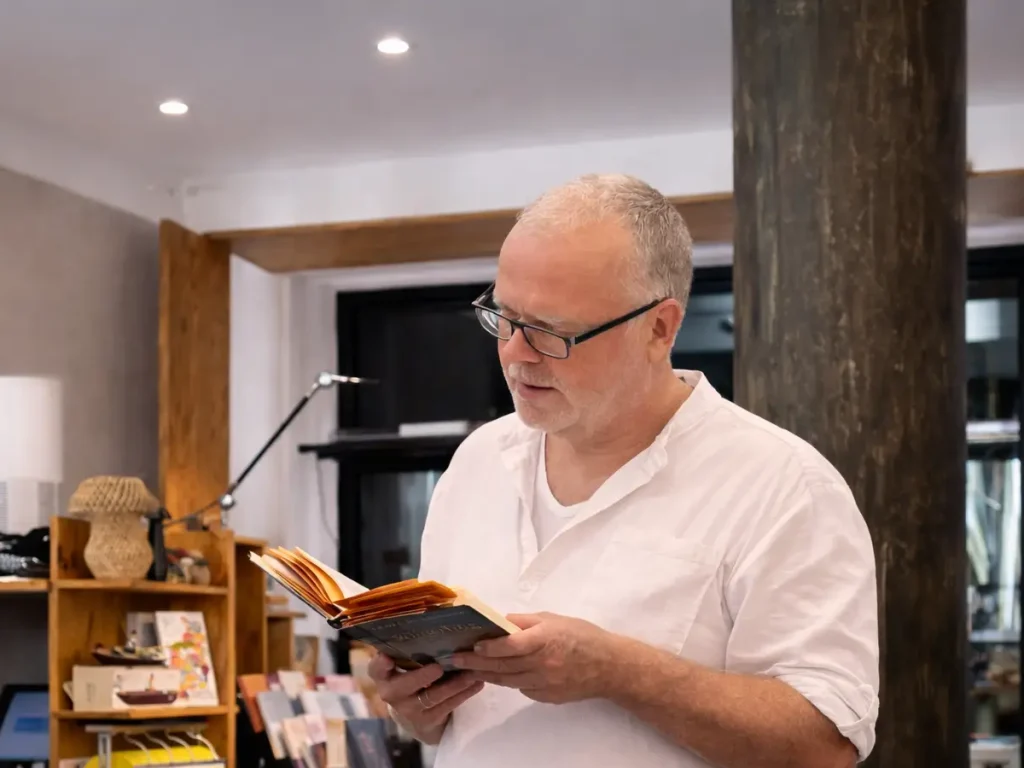 Mann liest aus einem Buch bei einer Lesung im Moths in München