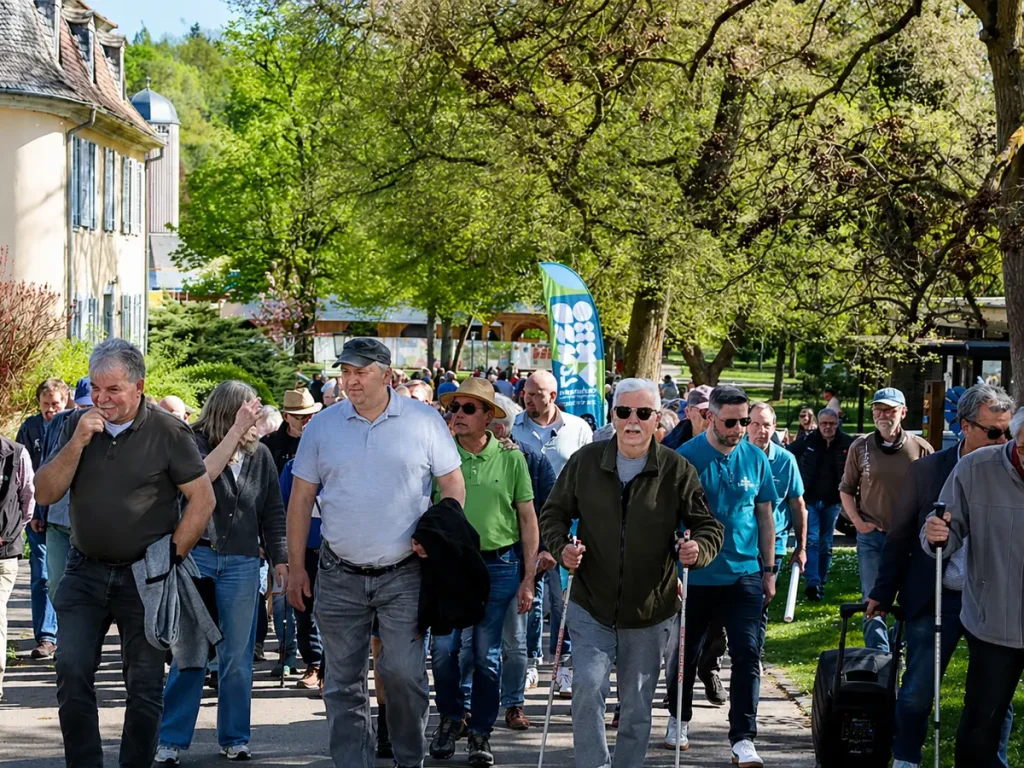 gruppe von menschen bei fuehrung durch parkanlage