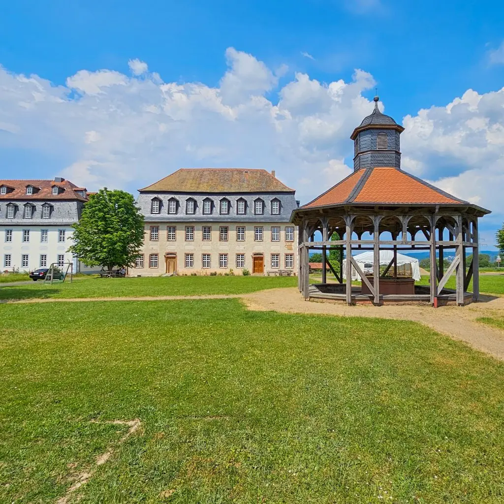 Historische Gebäude einer Herrnhuter Brügergemeinde. Zu sehen ist das Gemeinschaftshaus und das Brunnenhaus.