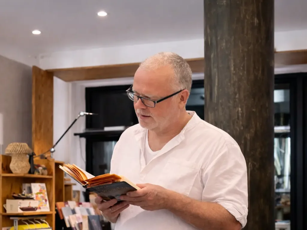 Mann liest aus einem Buch bei einer Lesung im Moths in München