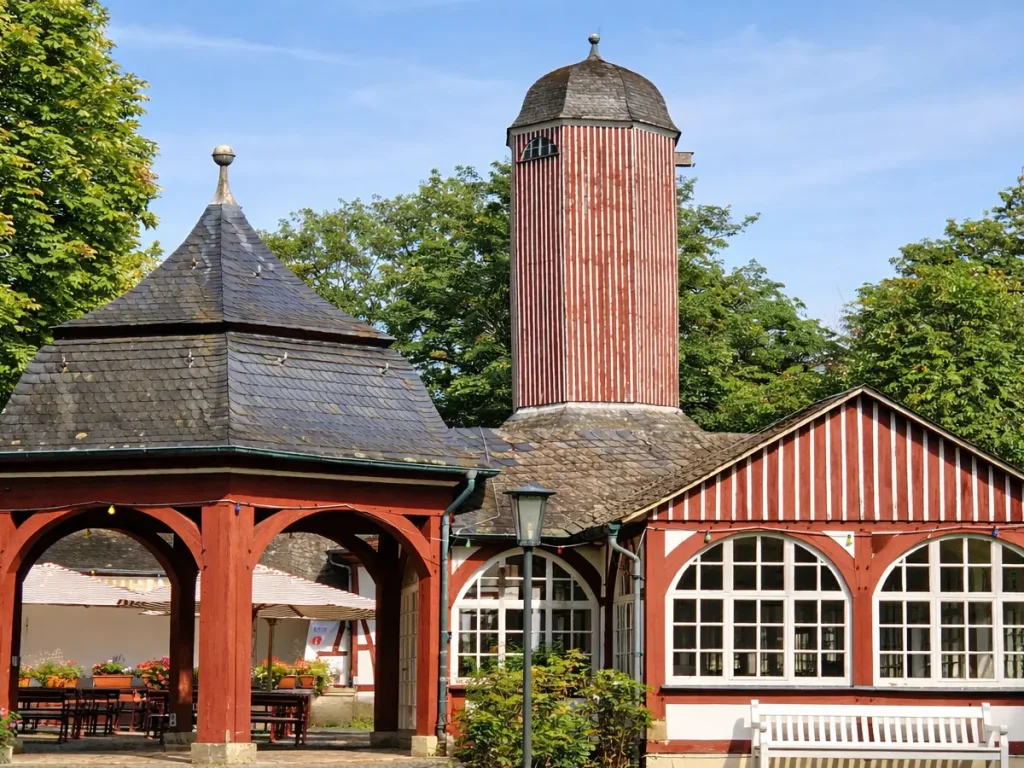Trinkkuranlage in Bad Salzhausen mit roter Holzfassade und Pavillon im Kurpark
