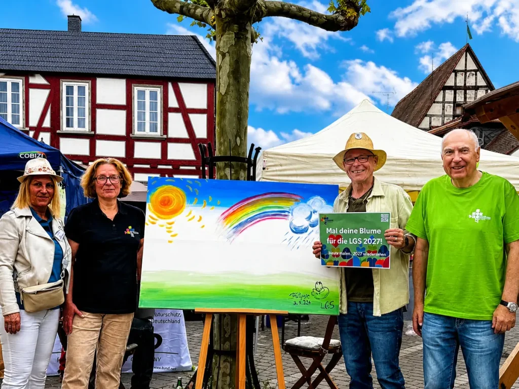 Besuchergruppe beim Kinderfest in Büdingen mit buntem Blumenbild für die Landesgartenschau Oberhessen 2027