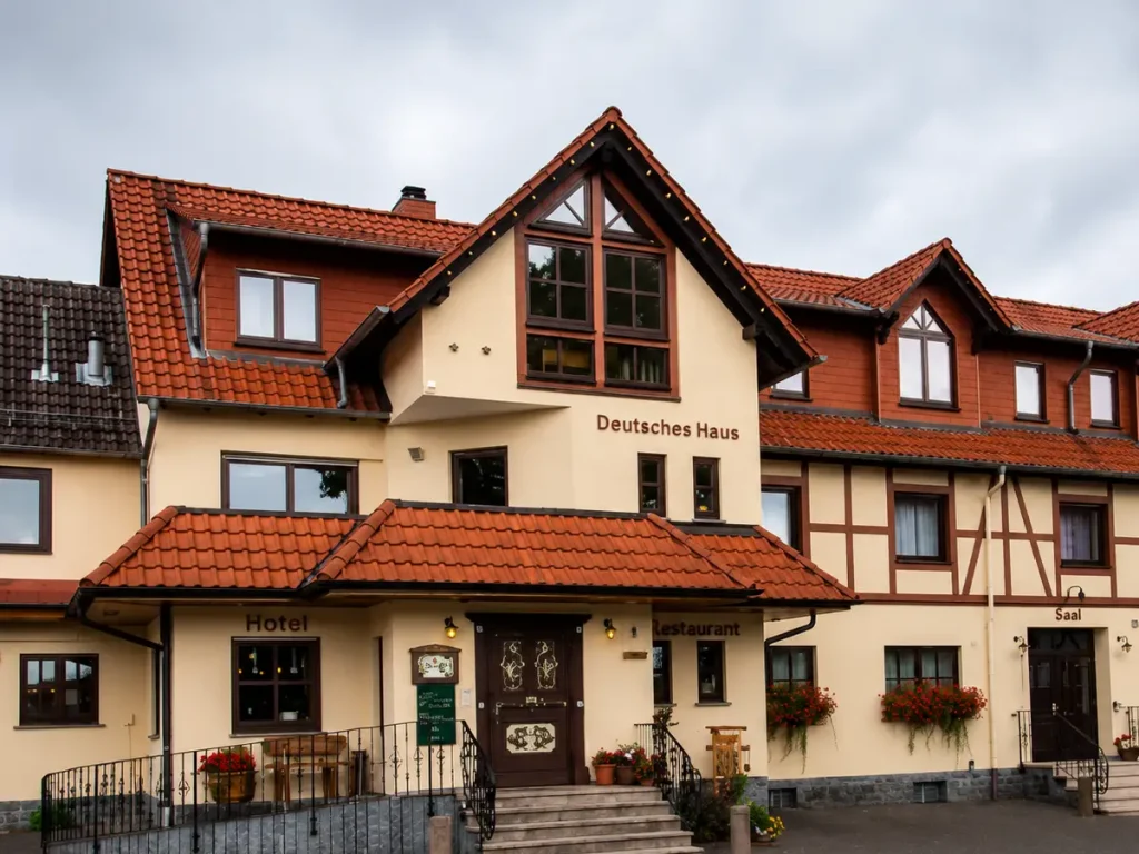 Außenansicht des Hotels Deutsches Haus mit Restaurant und traditioneller Fachwerkarchitektur