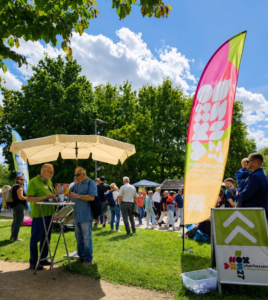 Besucherinnen und Besucher im Gespräch an einem Infostand