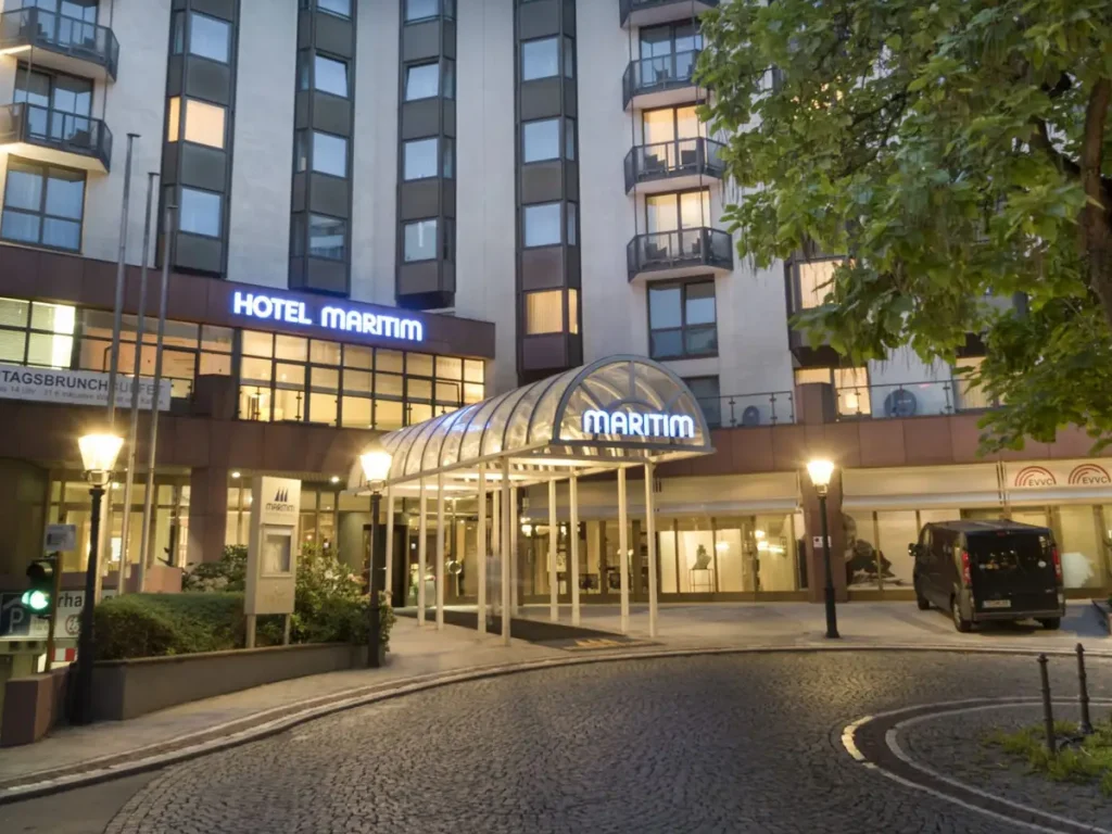 Außenansicht des Maritim Hotel Bad Homburg bei Abenddämmerung mit beleuchtetem Eingangsbereich