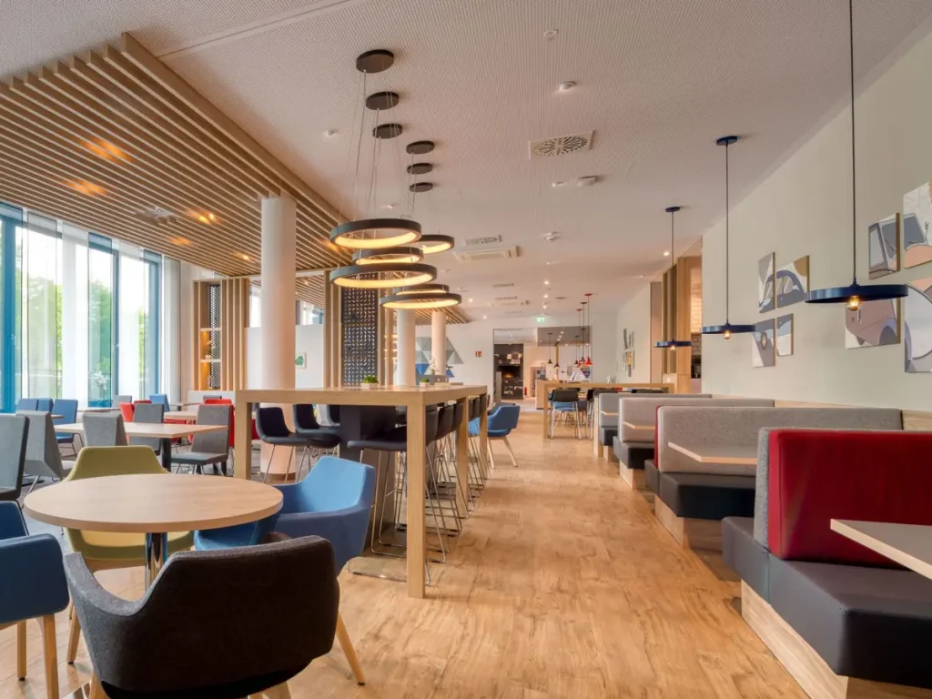 Moderner Frühstücks- und Speisesaal im Holiday Inn Express Fulda mit heller Einrichtung und großzügigem Sitzbereich.