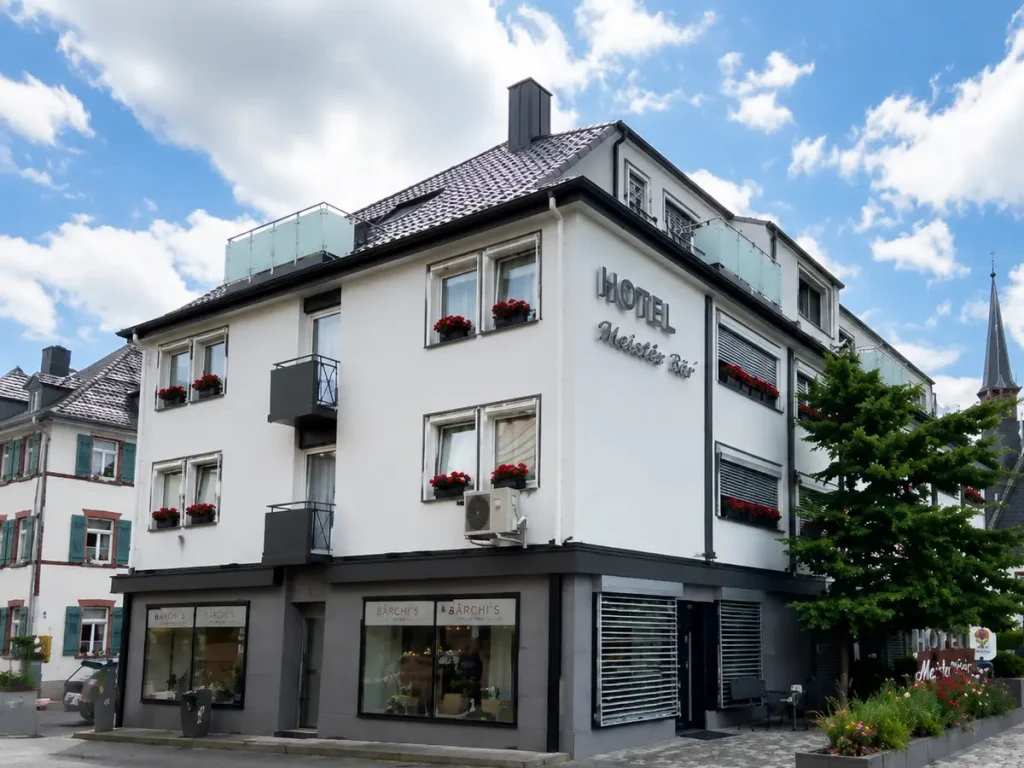 Außenansicht des Hotels Hessischer Hof in Butzbach mit modernisierter Fassade und zentraler Lage in der historischen Altstadt