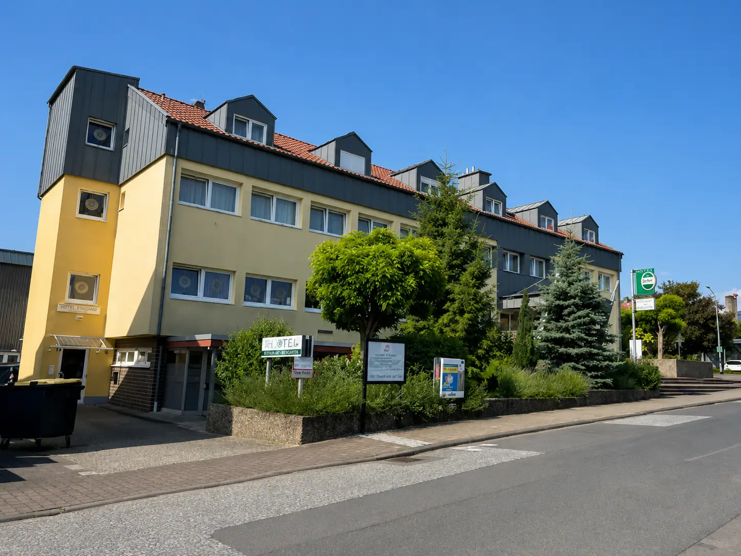 Hotel und Restaurant Wetterau mit gepflegter Außenanlage und Eingangsbereich in zentraler Lage
