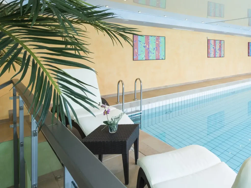 Innenpool im Hotel & Restaurant Steinsgarten in Gießen mit modernem Wellnessbereich und Ruhezone