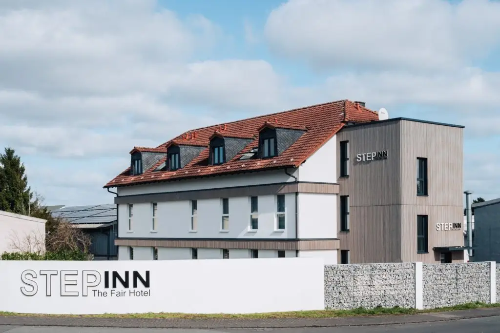Außenansicht des StepInn Hotels mit modernem Gebäudekomplex und Gästezimmern
