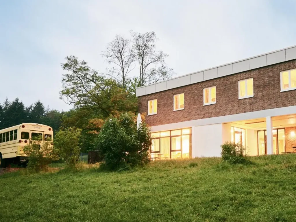 Jugendherberge Büdingen mit moderner Außenansicht und großzügigem Außengelände