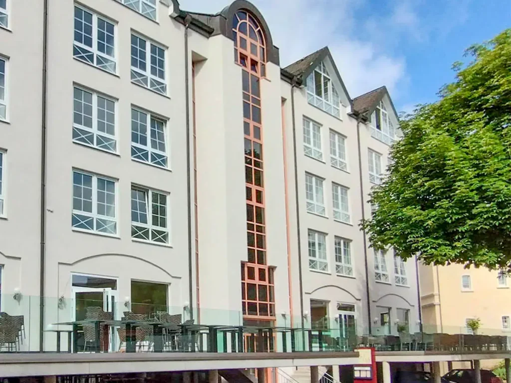 Außenansicht des Trip Inn Hotel Gießen mit modernem Eingangsbereich und begrüntem Vorplatz