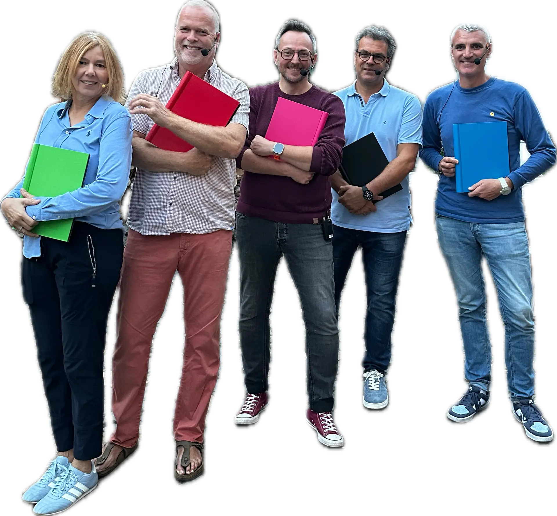 Fünf Personen mit Headset-Mikrofonen halten farbige Mappen und posieren gemeinsam.