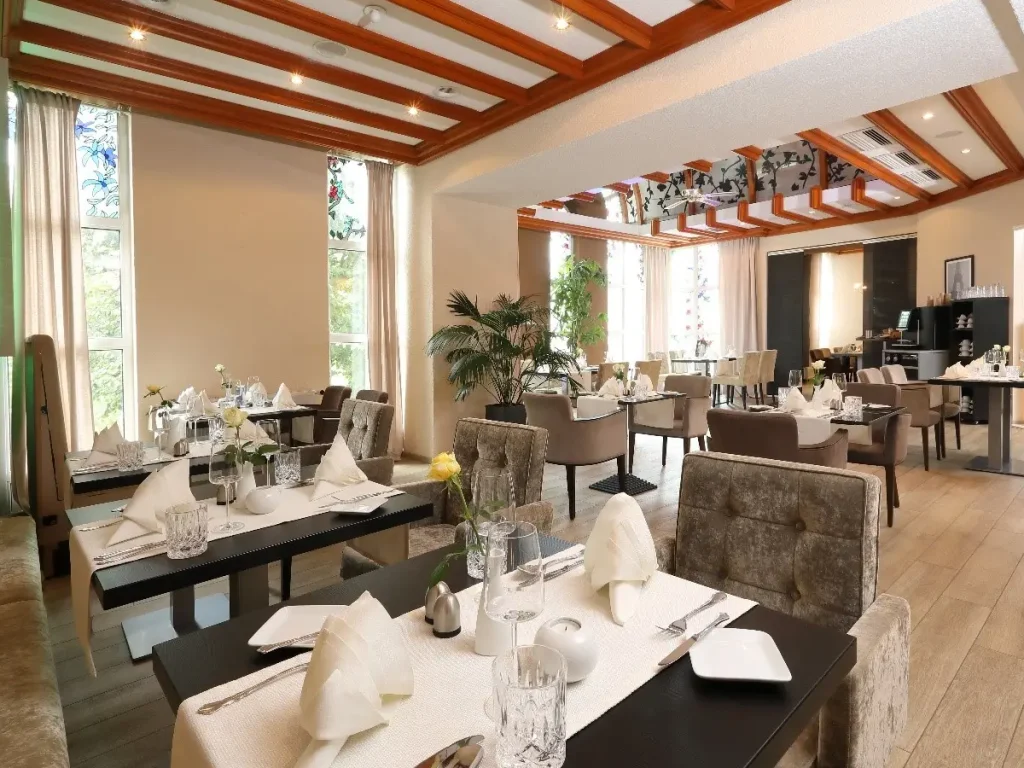 Festlich gedeckter Speisesaal im Best Western Hotel Rosenau in Bad Nauheim