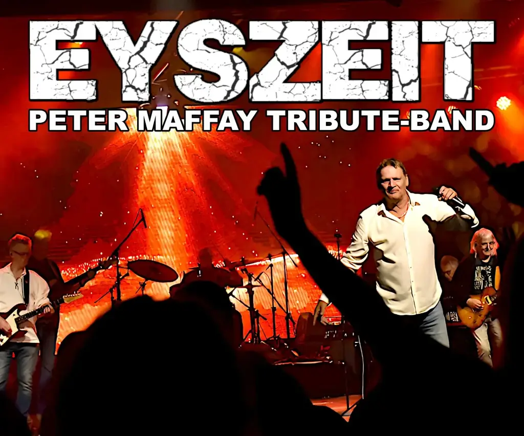 Band auf einer Konzertbühne mit Sänger vor roter Lichtshow; im Vordergrund jubelndes Publikum. Darüber der Schriftzug „EYSZEIT – Peter Maffay Tribute-Band“.