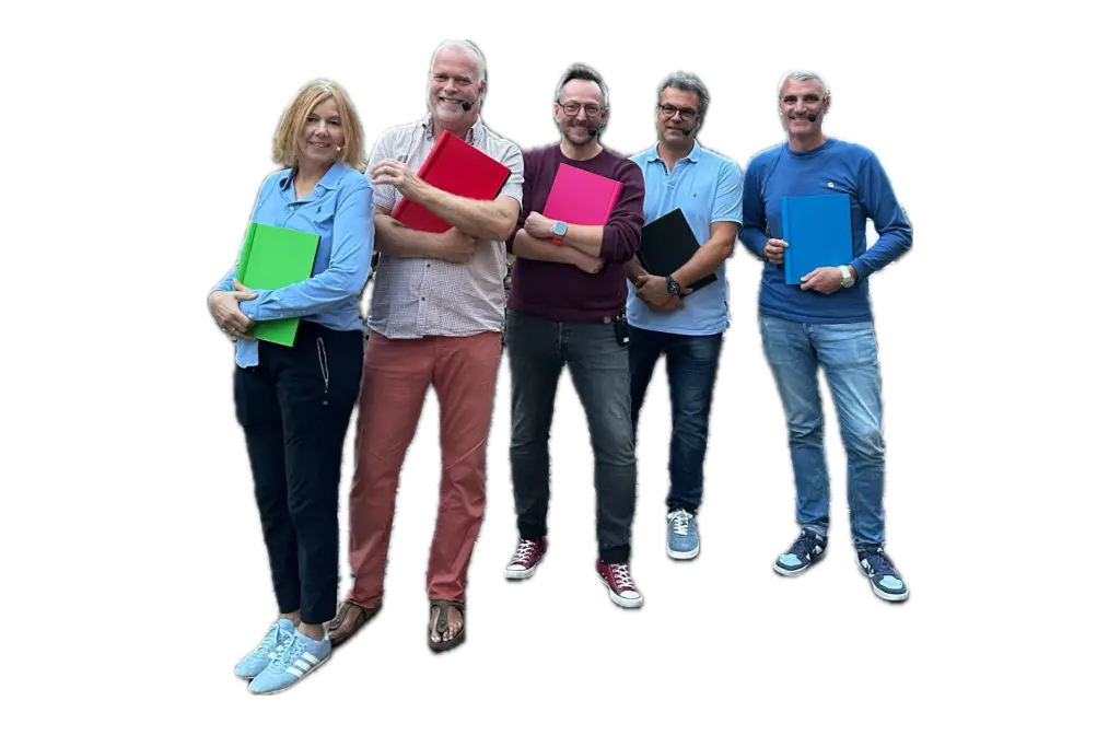 Fünf Personen mit Headset-Mikrofonen halten farbige Mappen und posieren gemeinsam.