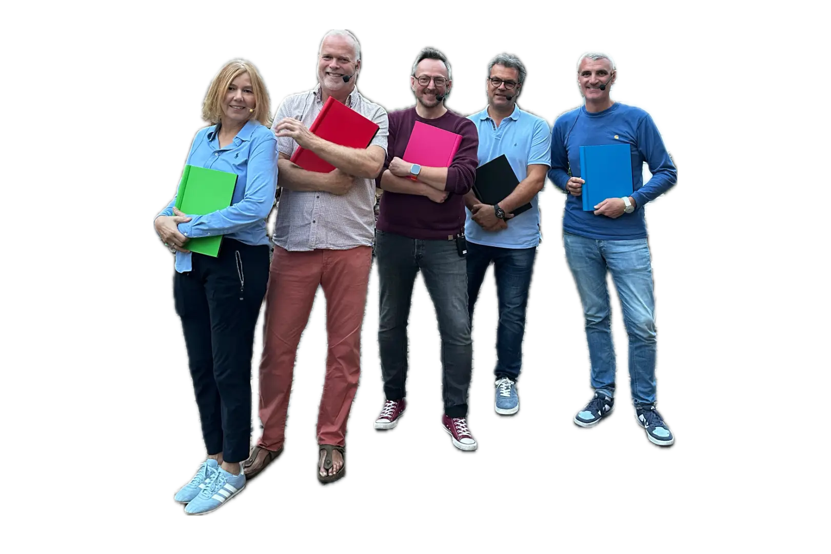 Fünf Personen mit Headset-Mikrofonen halten farbige Mappen und posieren gemeinsam.