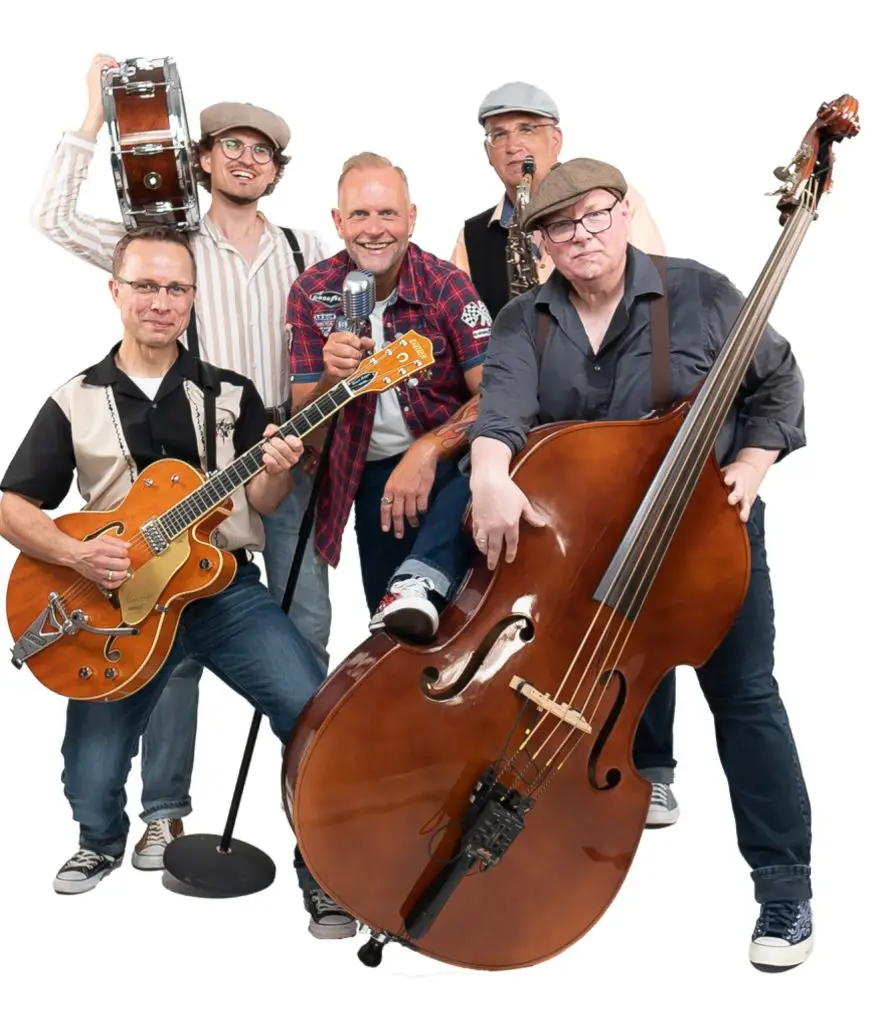 Die fünf Mitglieder der Band The 55ers posieren mit Gitarre, Kontrabass, Saxofon und Trommel.