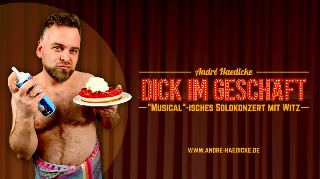 Musicalstar André Haedicke posiert mit Sahnespray und einer Torte vor einem roten Bühnenvorhang.