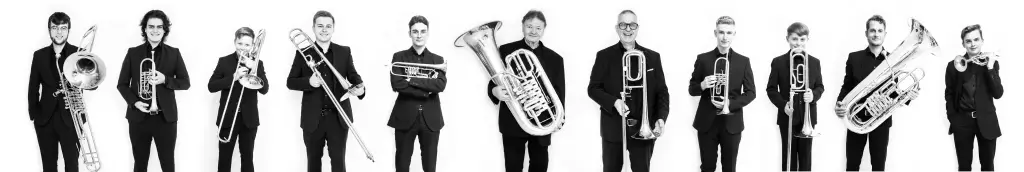 Elf Musiker eines Blechbläserensembles posieren mit Trompeten, Posaunen, Euphonien und Tuben.
