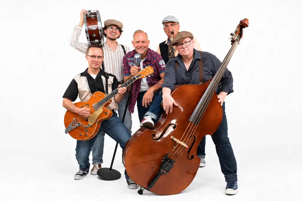 Die fünf Mitglieder der Band The 55ers posieren mit Gitarre, Kontrabass, Saxofon und Trommel.