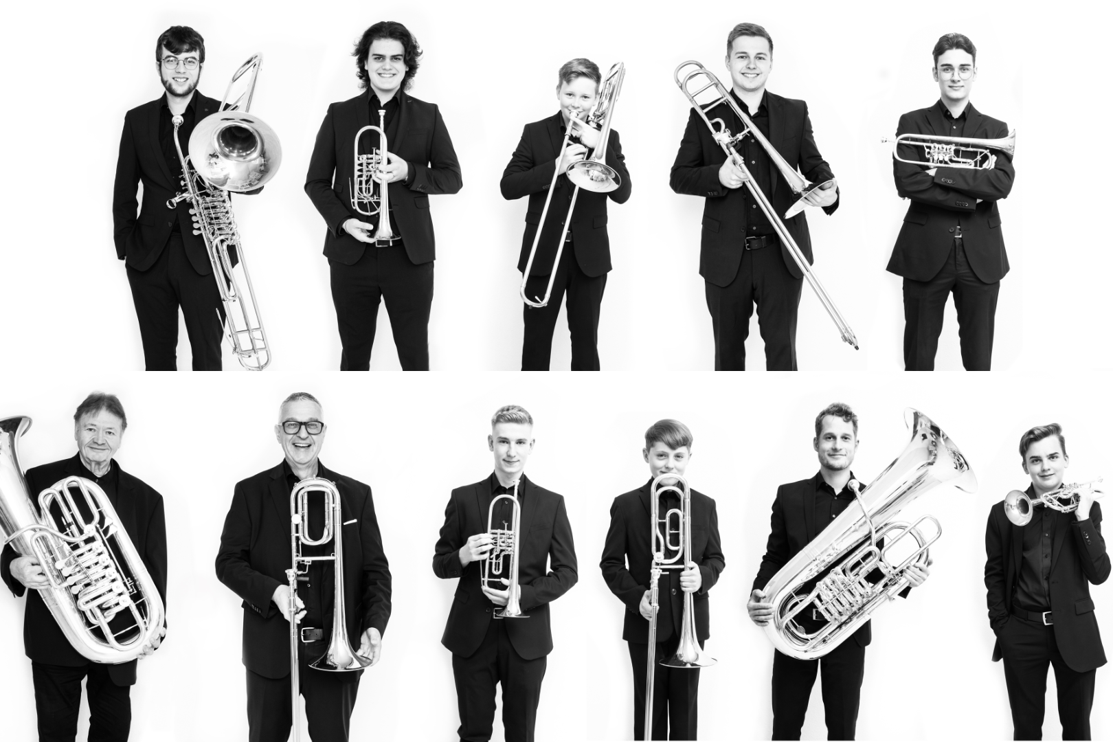 Elf Musiker eines Blechbläserensembles posieren mit Trompeten, Posaunen, Euphonien und Tuben.