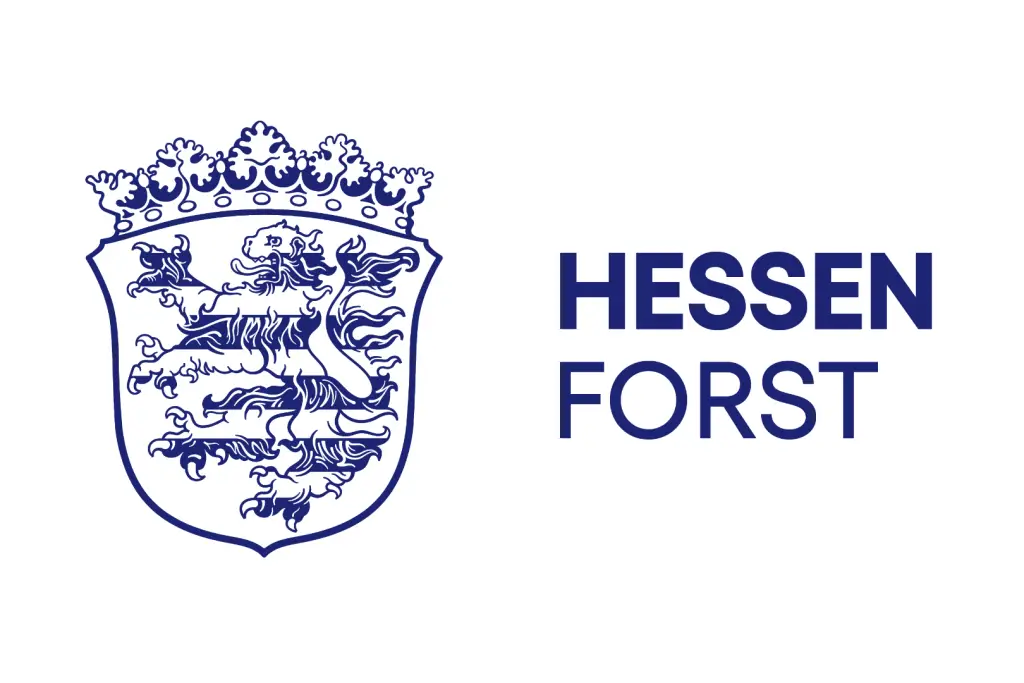 Logo des Landesbetriebs HessenForst mit dem hessischen Löwen und blauem Schriftzug.